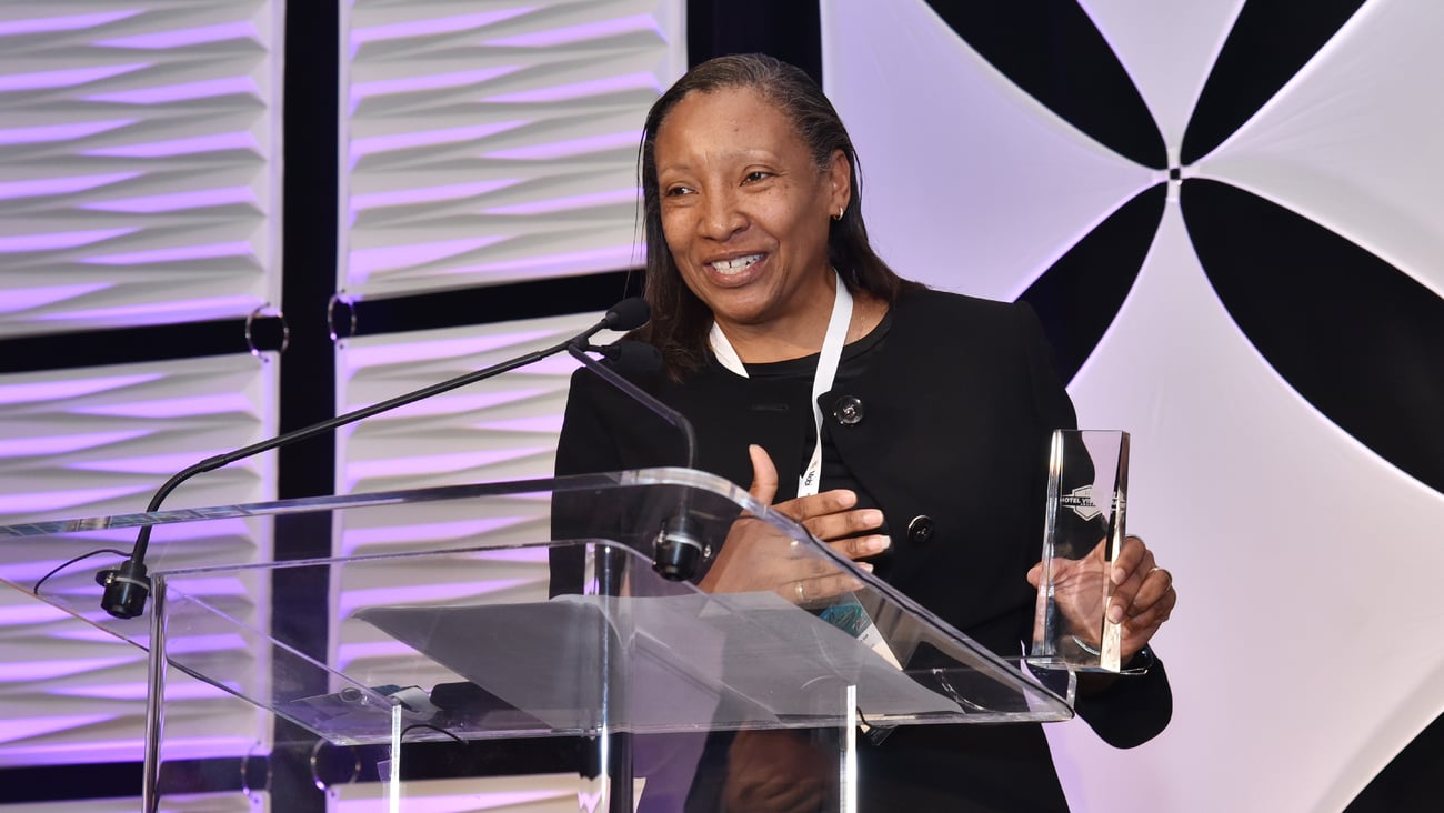 Denise Walker, CIO, SH Hotels & Resorts accepts 2024 Hotel Visionary Award at HTF