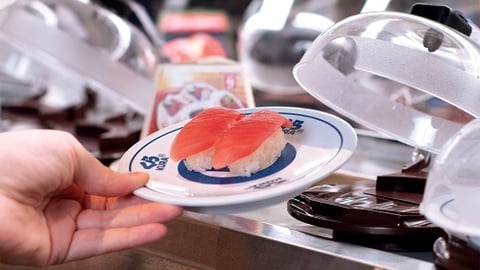 kura sushi photo of tuna nigiri under dome