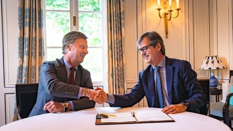 Sébastien Bazin, Group Chairman and CEO, Accor, shakes hands with Luis Maroto, President and CEO, Amadeus