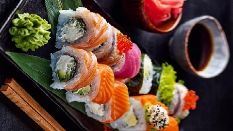 sushi roll plate