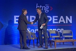 AHLA and Sustainable Hospitality Alliance CEOs shake hands